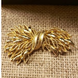 large Vintage Lisner Brooch